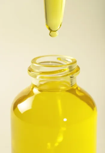 Ulei esențial de lămâie în sticluță, lămâi și coajă rasă