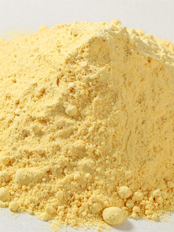 Făină de porumb într-un bol ceramic, făină galbenă pudră pe o suprafață de lemn