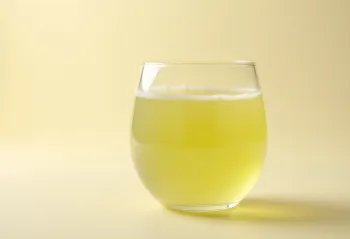 Zer proaspăt în sticlă și farfurie pe o suprafață de lemn deschis, în lumină naturală