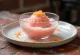 Sorbet de grapefruit servit în bol de sticlă pe o masă de vară