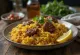 Biryani cu carne de miel, carne condimentată bogată și orez basmati, decorat cu coriandru și mentă proaspătă.