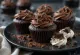 Cupcake cu ciocolată dublă servit