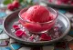 Sorbet de hibiscus roșu intens în bol de porțelan