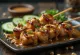 Satay de porc, carne de porc la grătar în marinadă de unt de arahide