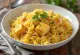 Biryani cu paneer bogat, condimentat și orez basmati, ornat cu coriandru proaspăt și mentă.