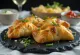 Börek proaspăt cu vinete servit