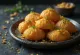 Pakon pitha cu cardamom – găluște bengaleze din făină de orez prăjite auriu cu umplutură de cocos