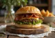 Burger la grătar cu brânză cheddar și bacon