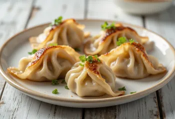 Gyoza cu ou, umplută în aluat fin, proaspăt, prăjită auriu crocant