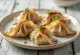Gyoza cu ou, umplută în aluat fin, proaspăt, prăjită auriu crocant