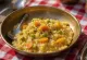 Bol ceramic cu Pongal din grâu spart, garnisit cu caju și frunze de curry