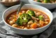 Supă Minestrone cu broccoli, morcovi și paste, servită bogat