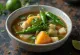 Sinigang cu legume, supă nutritivă filipineză decorată cu coriandru proaspăt