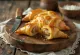 Cornish pasty cu aluat foitaj, umplutură bogată de vită, culoare auriu crocant