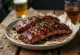 Coaste de porc BBQ servite cu garnitură proaspătă