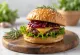Burger cu Rozmarin și Ceapă Roșie servit