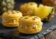 Macarons cu ananas la grătar și ciocolată albă serviți