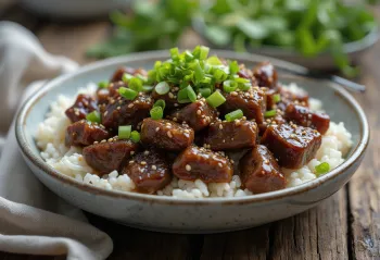 Bol de orez cu carne de vită Galbi, semințe de susan și ceapă verde