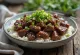 Bol de orez cu carne de vită Galbi, semințe de susan și ceapă verde