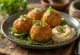 Kofta vegană cu năut, decorată cu pătrunjel proaspăt