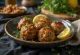 Kofta de legume cu carne, prăjită și servită proaspăt