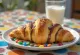 Croissant cu M&M's servit