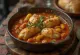 Bol cu Callos cu usturoi, cu sos roșu dens și bucăți de carne