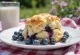Scones cu afine, servite cu ceai proaspăt, moi și aurii
