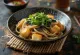 Zaru soba cu tofu, legume proaspete și semințe de dovleac prăjite