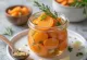 Escabeche de morcovi servit cu condimente proaspete