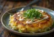 Okonomiyaki cu coriandru, prăjit uniform, servit cu varză proaspătă și coriandru