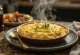 Shepherd’s pie cu usturoi servit, cu piure de cartofi deasupra