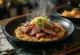 Okonomiyaki preparat cu carne de vită servit, cu sos okonomiyaki și fulgi bonito