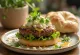 Hamburger oriental cu sos tahini și chiftea de miel
