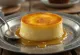 Flan cu lapte, servit în sos de caramel