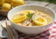 Lemon Ramen servit cu felii de lămâie și pui