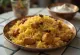 Yakhni Pulao, pui condimentat și orez servit