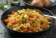 Arroz Chaufa servit cu legume, felii de ou și legume prăjite