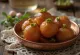 Gulab Jamun cu fistic, servit în sirop de apă de trandafiri.