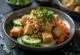 Gado-gado cu tofu și tempeh, legume crocante și sos de arahide