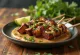 Satay de tempeh cu sos de arahide, frigărui de tempeh la grătar servite cu sos de arahide