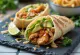 Wrap fusion umplut cu kimchi, avocado, pui la grătar și ardei copt
