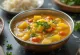 Rasam cu mango verde, servit cu condimente bogate