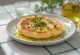 Crumpet auriu și moale servit cu ulei de măsline condimentat