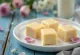 Barfi Clasic, servit cu migdale și aromă de șofran