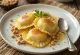 Ravioli dulci cu sos de caramel și ciocolată