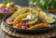 Taco cu năut, avocado și varză roșie pe o farfurie