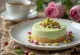 Tort de fistic cu apă de trandafiri decorat cu petale de trandafir și fistic