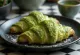 Croissant japonez cu matcha proaspăt copt