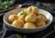 Knödel german găluște de pâine servite cu sos brun